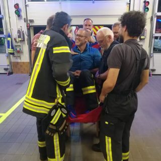 Am heutigen Übungsabend stand “Erste Hilfe“ auf dem Plan.
Gemeinsam mit den Kollegen vom Roten Kreuz konnten wir unsere Kenntnisse für Sofortmaßnahmen auffrischen.
Hierzu nochmal ein großen Dank an @brk_altusried_dietmannsried