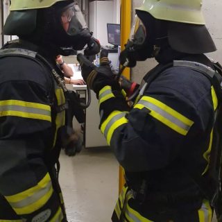 Gestern Abend durften unsere Atemschutzgeräteträger wieder bei der Feuerwehr Kempten in die Übungsstrecke.
Hierbei mussten sie als Trupp bei den Ausdauergeräte wie Endlosleiter, Laufband, Fahrradtrainer und Handfahrrad ihre Kondition beweisen. 
In der dunklen Übungsstrecke mussten sie durch einen schmalen gang, in dem viele Hindernisse eingebaut sind.
Alle Kameraden absolvierten die Strecke ohne Probleme und sind bereit für den Ernstfall👍🔥