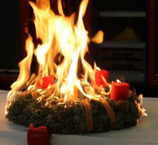 Vorsicht mit dem Adventskranz!
🚨🚨🚨🚨🚨🚨🚨🚨🚨🚨🚨🚨🚨🚨🚨🚨🚨
Flackernde Lichter sorgen in der Vorweihnachtszeit für eine besinnliche Stimmung in der Wohnung. Wenn jedoch aus dem romantischen Kerzenschein auf dem Kranz ein richtiges Feuer wird, ist es ganz schnell aus mit der Behaglichkeit. Unachtsamkeit, etwa beim Umgang mit dem Adventskranz, ist in dieser Zeit eine der häufigsten Ursachen für Wohnungsbrände. Vor allem wenn es auf das Ende der Adventszeit zugeht, werden die Kränze und Gestecke immer trockener und geraten leicht in Flammen. 
Hinzu kommt: Solche Brände werden meist viel zu spät entdeckt und führen dann oft zu Rauchgasvergiftungen.🚒🚑🚓
Unser Tipp: Rauchmelder in der Wohnung verringern dieses Risiko enorm, da sie rechtzeitig einen Alarm auslösen. Die kleinen Lebensretter gibt es schon für einen recht geringen Preis im Fachhandel. Sie sollten in keinem Kinderzimmer und in keinem Schlafzimmer fehlen und sind das ideale Geschenk zu Weihnachten – zumal sie seit einigen Jahren in allen Wohnungen Pflicht sind‼️
Damit es erst gar nicht zu einem brennenden Adventskranz kommt, helfen sechs einfache Tipps:
• Kerzen gehören immer in eine standfeste, nicht brennbare Halterung.🚨
• Stellen Sie Kerzen nicht in der Nähe von brennbaren Gegenständen oder an einem Ort mit starker Zugluft auf.🚨
• Lassen Sie Kerzen niemals unbeaufsichtigt brennen – Unachtsamkeit ist die Brandursache Nummer eins!🚨
• Löschen Sie Kerzen an Adventskränzen und Gestecken rechtzeitig, bevor sie ganz heruntergebrannt sind.🚨
• Tannengrün trocknet mit der Zeit aus und ist dann umso leichter entflammbar – ziehen Sie solche Brandfallen rechtzeitig aus dem Verkehr.🚨
• In Haushalten mit Kindern sind elektrische Kerzen ratsam. Diese sollten den VDE-Bestimmungen entsprechen.🚨
Nun können Sie entspannt und sicher die Weihnachtszeit genießen! 
🚨🚒🚨🚒🚨🚒🚨