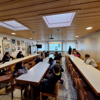 Heute hatten wir dir dritten Klassen der Schule Dietmannsried bei uns zu Besuch. Wir durften ihnen theoretisch, aber auch praktisch vieles rund ums Thema FEUERWEHR näher bringen. Allen Beteiligten hat es eine Menge Spaß gemacht.