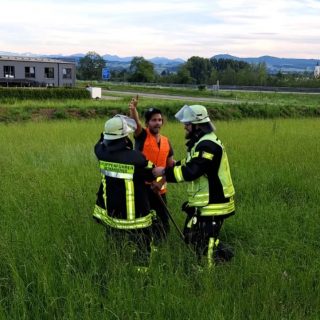 Bei unserer gestriegen Übung wurden wir zu einem Bauernhofbrand alamiert. Ein verwirrter "Bauarbeiter" informierte uns vorort das sich mehrere Personen im Gebäude befinden müssten.
Nach Erkundung unserer Einsatzleitung wurden die Atemschutztrupps ins Haus geschickt zur Personenrettung. Auch die Brandbekämpfung wurde gestartet.
Mit vereinten Kräften konnten alle drei Personenpuppen gerettet werden.
Vielen dank an die Gemeinde Dietmannsried für die Bereitstellung des Übungsobjekts.