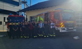 Pilotlehrgang in Dietmannsried: Maschinistenausbildung im Landkreis Oberallgäu – Inspektionsbereich Nord 👨🚒🚒
Im Rahmen der kontinuierlichen Weiterbildung und Schulung der Feuerwehrkräfte im Landkreis Oberallgäu wurde ein spezialisierter Maschinistenlehrgang angeboten, der sich über drei Abende und einen Samstag erstreckte. Der Lehrgang richtete sich an Feuerwehrmitglieder, die ihre Kenntnisse im Umgang mit Feuerwehrfahrzeugen und deren technischen Geräten vertiefen wollten. 
Alle Teilnehmer nahmen erfolgreich daran teil.🎊📄