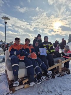 Heute ging von unserer Feuerwehr auch eine Mannschaft beim Sofarennen in Dietmannsried an den Start. Bei Kaiserwetter am Schlumberger Buckel mussten wir mit dem selbstgebauten Sofa an 3 Disziplinen wie Schnelligkeit, Slalom und Weite teilnehmen. Mit viel Spaß und einem schönen Tag konnten wir den 6. Platz einfahren.
Danke der @juleiru_dietmannsried
fürs Organisieren 👍