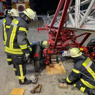 Am dieswöchigen Übungsabend stand das Arbeiten mit Hebekissen inklusive sicherem Unterbauen an unserem Übungsobjekt, der AL 18 Leiter, im Fokus. Außerdem wurde die Türöffnung an zuenem Schloss oder gekippter Türe trainiert.
Beim dritten Stationspunkt drehte sich alles um die Höhenrettung bei uns im Feuerwehrhaus und den sicheren Umgang mit der Ausrüstung.
💪🏻 Ausbildung, die sitzt – für eure Sicherheit!