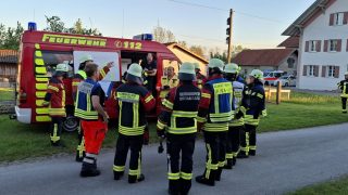 Gemeinschaftsübung aller Ortswehren 2026🚒
Bei einer groß angelegten Gemeinschaftsübung der Feuerwehren der Marktgemeinde Dietmannsried wurde ein anspruchsvolles Einsatzszenario realitätsnah dargestellt. Dichter Rauch, vermisste Jugendliche sowie ein verletzter Patient im Heulager forderten die Einsatzkräfte unter herausfordernden Bedingungen.🔥
Mehrere Atemschutztrupps durchsuchten die stark verrauchte Maschinenhalle nach vermissten Personen, während parallel die Brandbekämpfung eingeleitet und eine umfangreiche Wasserversorgung aufgebaut wurde. Die Johanniter unterstützten die Einsatzkräfte mit einer Drohne bei der Vermisstensuche, während das BRK die medizinische Versorgung der verletzten Personen übernahm.🚑🚒
Solche Übungen sind ein wichtiger Bestandteil der Einsatzvorbereitung und zeigen eindrucksvoll, wie entscheidend eine gute Zusammenarbeit, Vertrauen und schnelles Handeln im Ernstfall sind.
Ein herzlicher Dank gilt allen beteiligten Einsatzkräften, Helferinnen und Helfern sowie allen Unterstützern für die hervorragende Zusammenarbeit und das große Engagement.👏🏻👏🏻👏🏻
@landesfeuerwehrverbandbayern
@kreisfeuerwehrverband_oa
@ffw_probstried
@feuerwehr.ueberbach
@ff.schrattenbach
@johanniter_altusried
@brk_altusried_dietmannsried