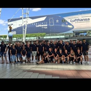 Am Samstag fand unser lang ersehnter Feuerwehrausflug statt.
Mit 42 Teilnehmerinnen und Teilnehmern machten wir uns früh am Morgen mit dem Bus und reichlich Verpflegung auf den Weg nach München.
Kurz vor München stärkten wir uns bei einem ausgiebigen Frühstück im Bambusgarten, sodass wir bestens für den Tag gerüstet waren.
Um 12 Uhr startete die interessante Besichtigung des Münchner Flughafens, bei der wir spannende Einblicke hinter die Kulissen erhielten. Anschließend legten wir eine Mittagspause im AirBräu am Flughafen ein.
Gut gestärkt ging es weiter zur Brauereiführung bei Spaten, wo wir viel Wissenswertes über die traditionsreiche Braukunst erfuhren. Den gelungenen Tag ließen wir schließlich in geselliger Runde auf dem 35 Meter hohen Spaten-Turm ausklingen.
Es war ein rundum gelungener Ausflug mit vielen schönen Eindrücken, interessanten Erlebnissen und bester Stimmung. Ein herzliches Dankeschön an alle, die zum Gelingen dieses Tages beigetragen haben!