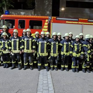 🚒 Leistungsabzeichen " Die Gruppe im Löscheinsatz"  erfolgreich absolviert! 💪
Am vergangenen Wochenende konnten unsere Kameradinnen und Kameraden in drei Gruppen wieder ihr Können beim Leistungsabzeichen unter Beweis stellen.
Neben Knoten und Stichen, Testfragen und Sonderaufgaben mussten die Gruppen unter anderem einen vollständigen Löschaufbau durchführen und das richtige Kuppeln einer Saugleitung zeigen.
Alle drei Gruppen haben die Leistungsprüfung erfolgreich bestanden! 🎉👏
Wir gratulieren herzlich zur bestandenen Prüfung und bedanken uns bei allen Teilnehmerinnen und Teilnehmern für ihr Engagement, ihren Fleiß und die investierte Zeit. 🚒🔥
Herzlichen Glückwunsch und weiter so! 💪
Gott zur Ehr, dem Nächsten zur Wehr! 🚒